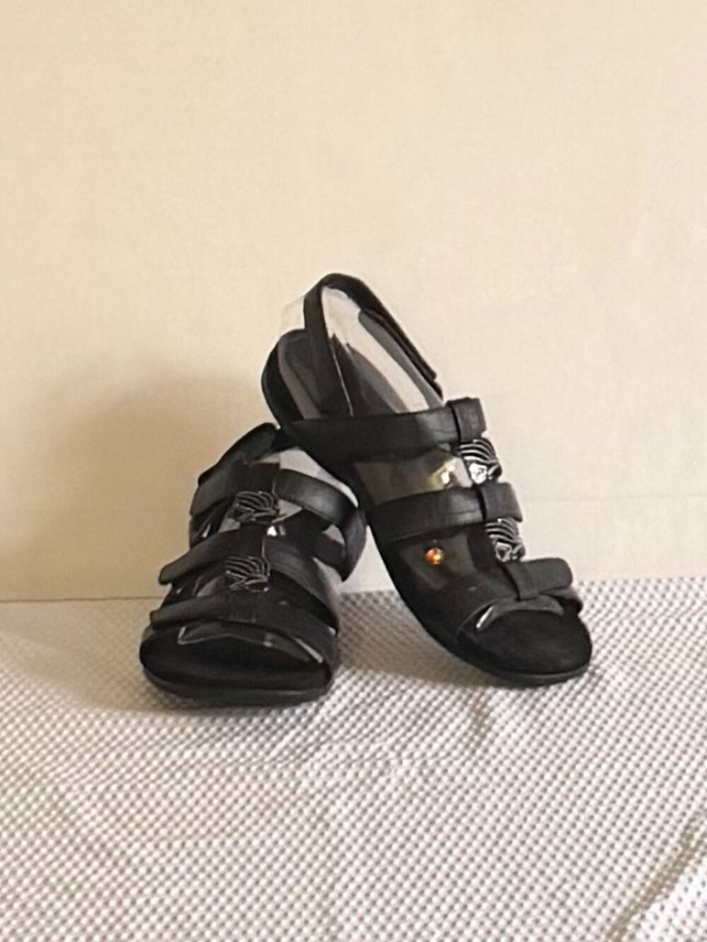 Vionic ‘Amber’ Black Adjustable ‘Croc’-Embossed Sandals Size 9